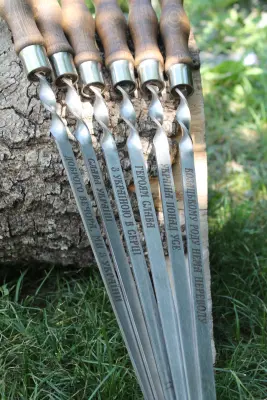 Шампур із нержавіючої сталі AISI 430 з дерев’яною ручкою та двостороннім гравіюванням 630×14×3 мм