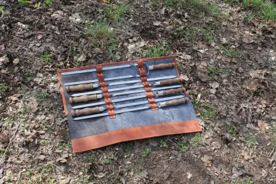 Набір шампурів «Лайт»: 6 із дерев’яними ручками та 1 подвійний, у шкіряно-фетровому чохлі