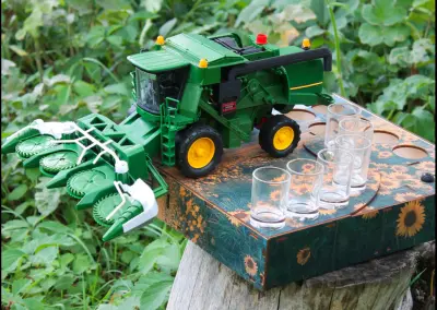 Наливатор у стилі John Deere на 5 чарок