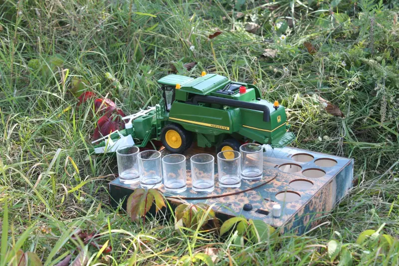 Автоматичний наливатор-комбайн у стилі John Deere із пшеничною жаткою на 5 чарок