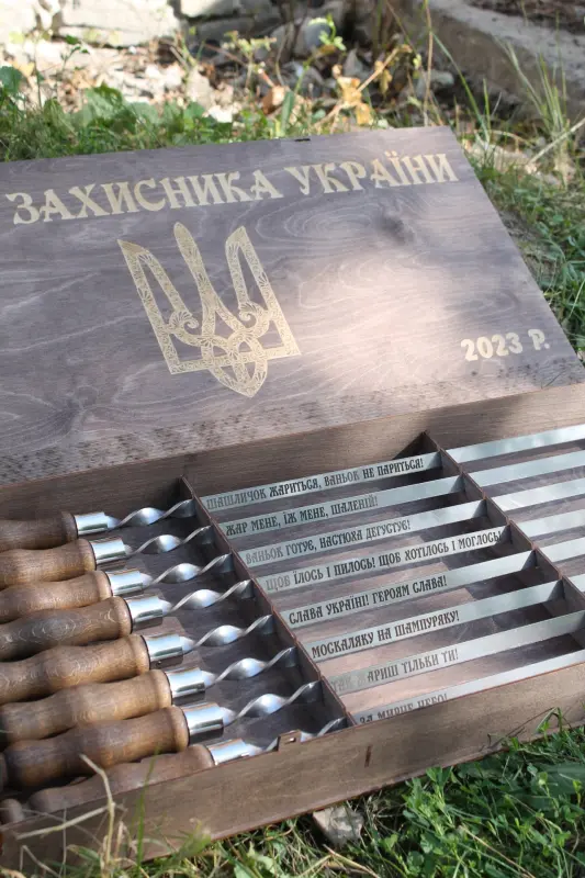 Шампур із нержавіючої сталі AISI 430 з дерев’яною ручкою та двостороннім гравіюванням 630×14×3 мм