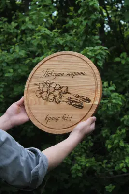 Кругла кухонна дошка з гравіюванням 50 см, дуб або ясен