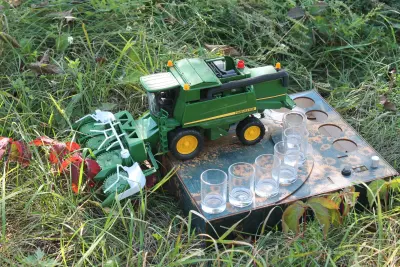Автоматичний наливатор-комбайн у стилі John Deere із пшеничною жаткою на 5 чарок