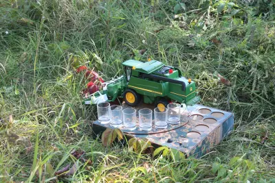 Автоматичний наливатор-комбайн у стилі John Deere із пшеничною жаткою на 5 чарок