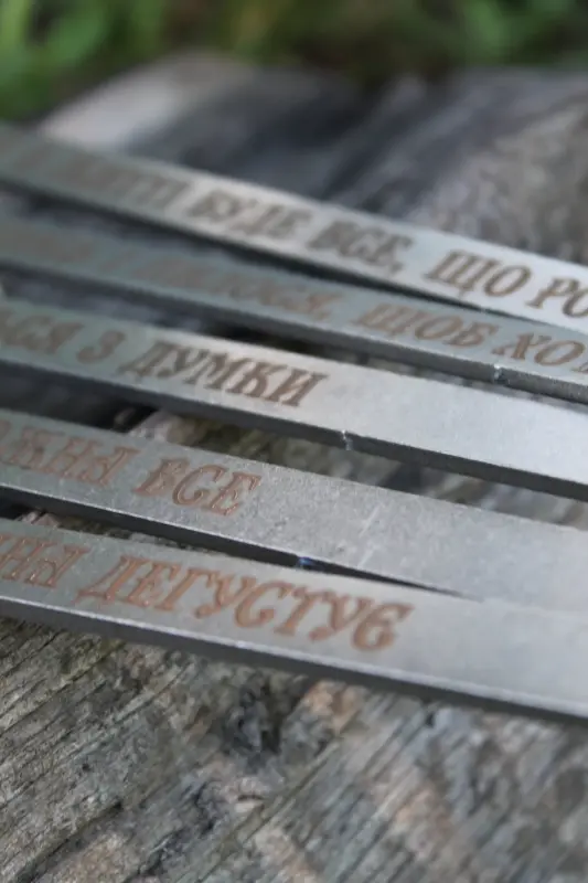 Шампур AISI 430 з металевою ручкою для серії з однаковим текстом, 55 см