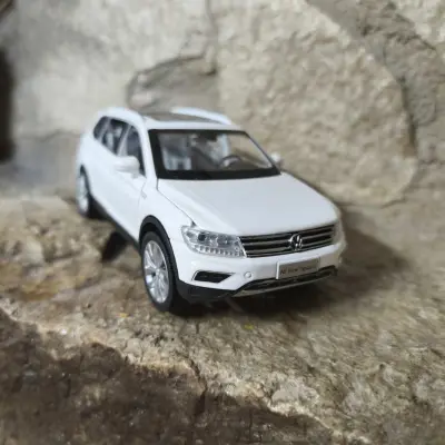 Масштабна модель автомобіля Volkswagen Tiguan L 1:32 біла для наливатора АЗС