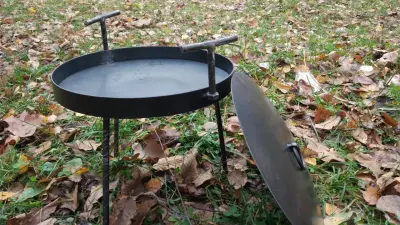 Сталева сковорода для багаття з центральним отвором і кришкою, 30 см