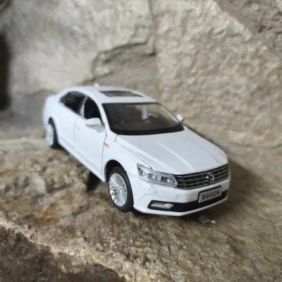 Мініатюрна модель Volkswagen Passat для наливатора АЗС, біла