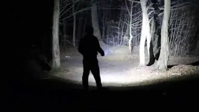 Туристичний світлодіодний ліхтар-прожектор на поворотній підставці, жовтий