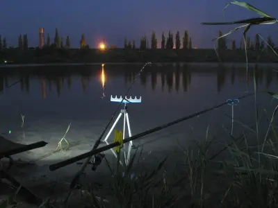 Туристичний світлодіодний ліхтар-прожектор на поворотній підставці, жовтий