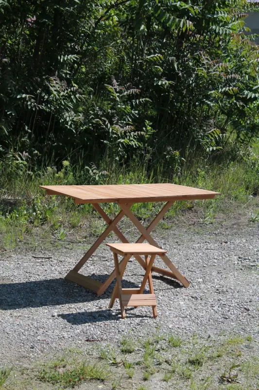 Складаний дерев’яний стіл 71×49 см, висота 62 см