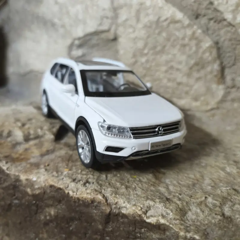 Масштабна модель автомобіля Volkswagen Tiguan L 1:32 біла для наливатора АЗС