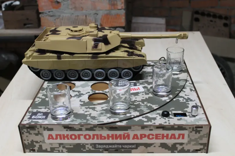 Наливач напоїв «Танк 2» на 4 чарки